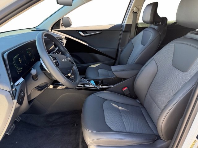 2025 Kia Niro EX Touring - Photo 9