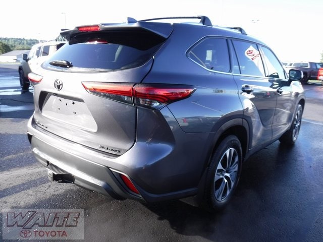 Used 2021 Toyota Highlander XLE with VIN 5TDGZRBH8MS557270 for sale in Watertown, NY