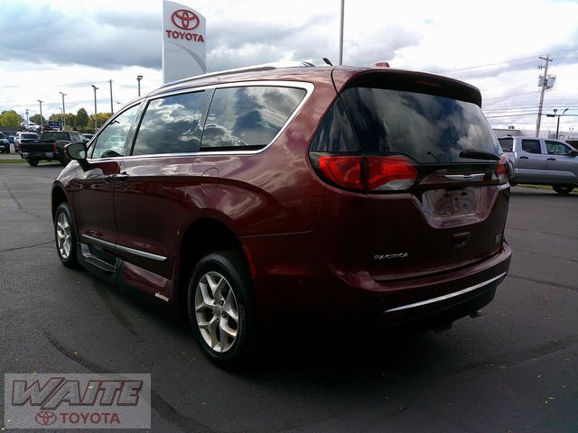 2017 Chrysler Pacifica Touring Plus photo 4