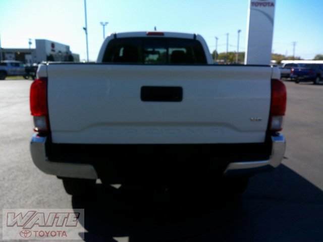 2017 Toyota Tacoma SR5 TRD Sport photo 3