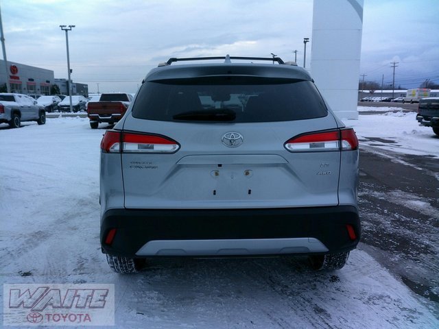 2023 Toyota Corolla Cross LE photo 3
