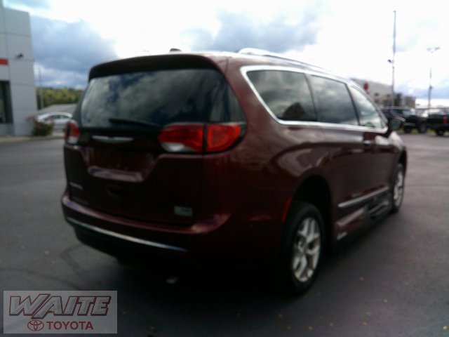 2017 Chrysler Pacifica Touring Plus photo 2