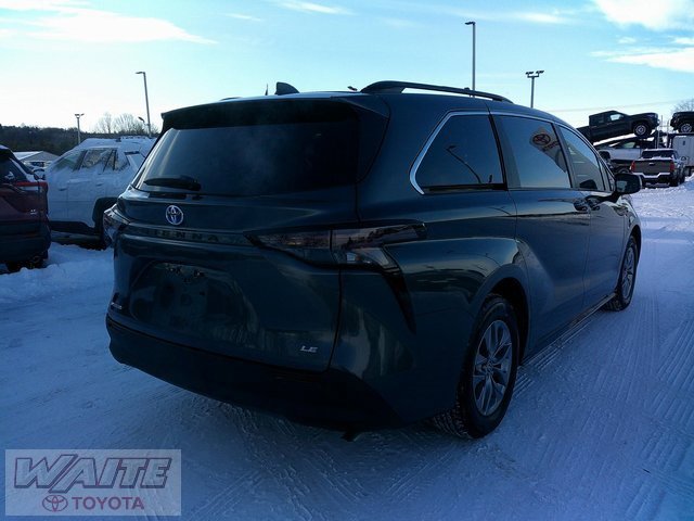 2025 Toyota Sienna LE photo 2