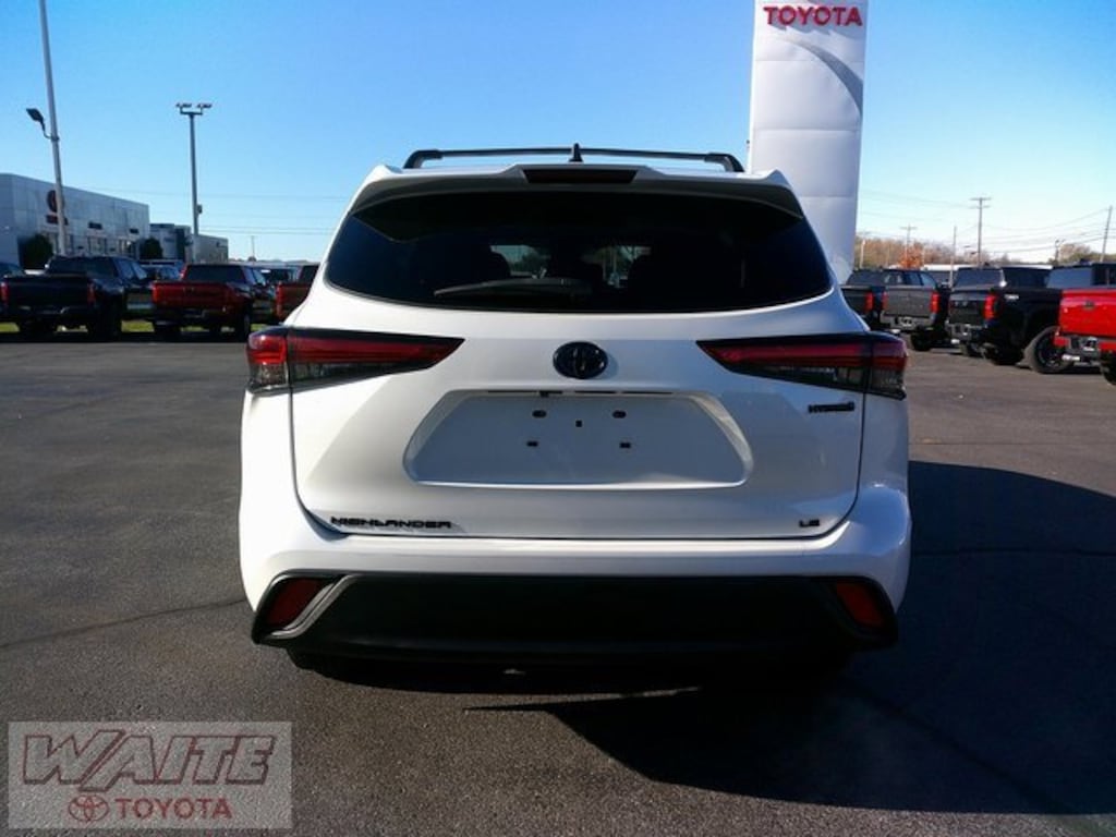 Used 2023 Toyota Highlander Hybrid LE SUV