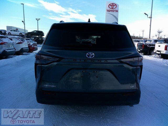 2025 Toyota Sienna LE photo 3