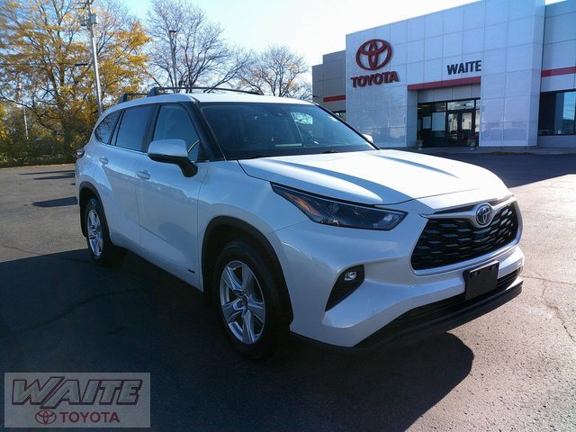 2023 Toyota Highlander LE's photo