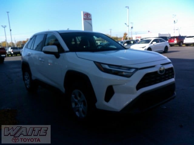 2025 Toyota RAV4 LE's photo