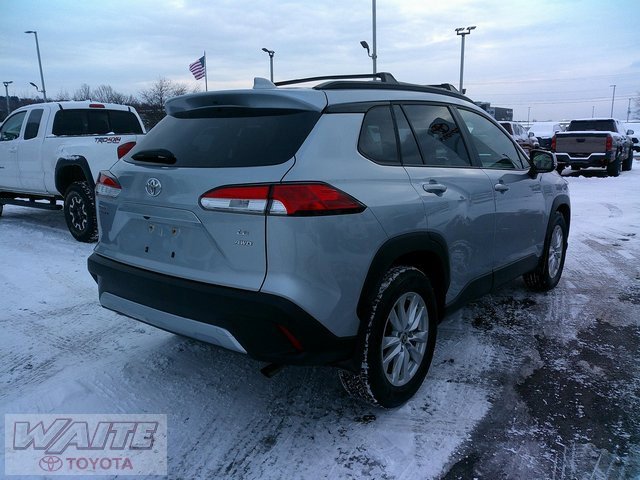 2023 Toyota Corolla Cross LE photo 2