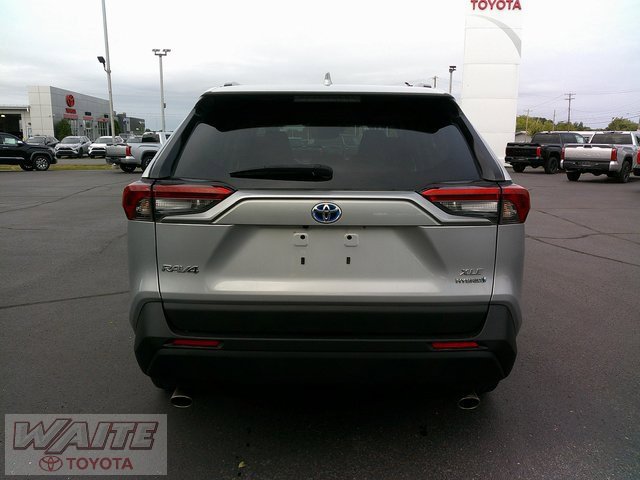 2022 Toyota RAV4 Hybrid XLE photo 2