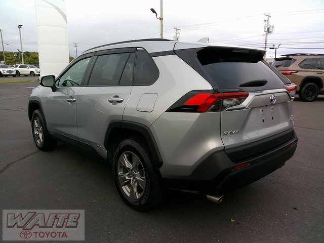 2022 Toyota RAV4 Hybrid XLE photo 3