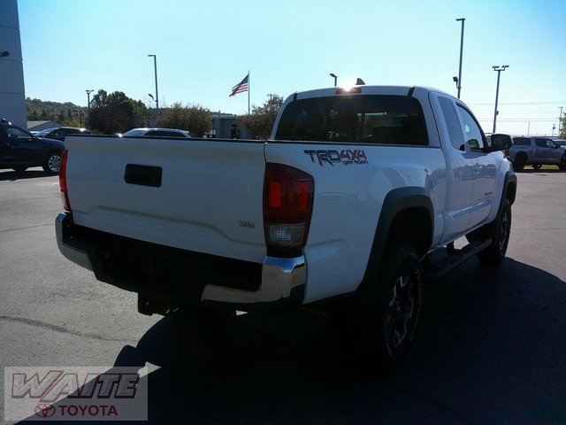 2017 Toyota Tacoma SR5 TRD Sport photo 2