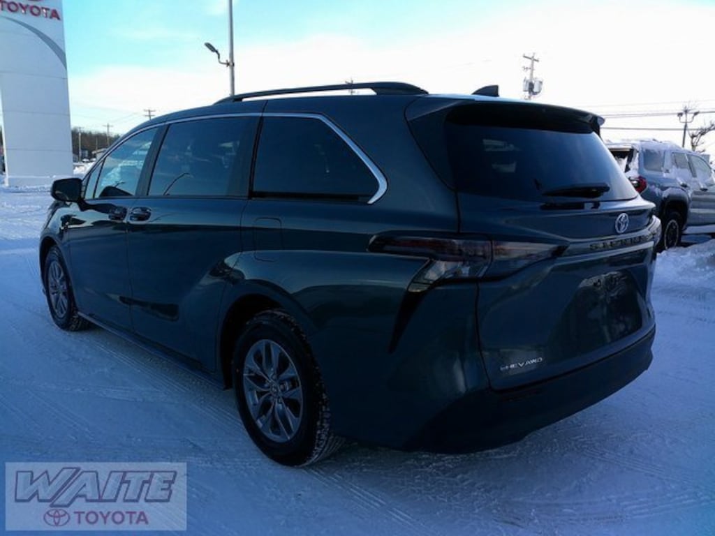 Used 2025 Toyota Sienna LE 8 Passenger Van Passenger Van
