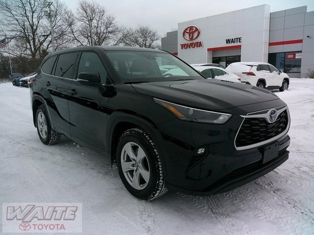 2022 Toyota Highlander LE's photo