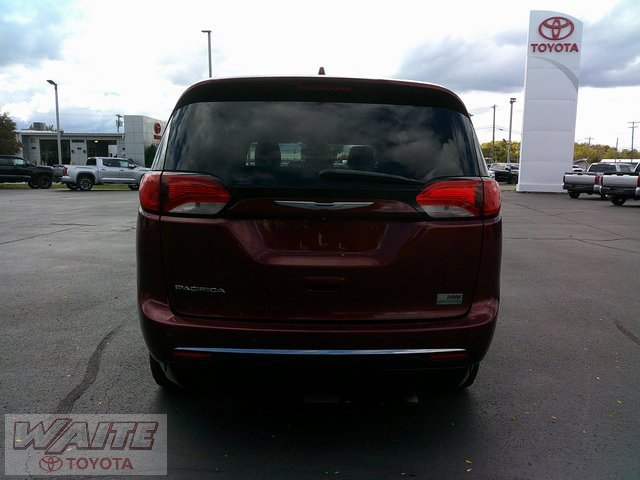 2017 Chrysler Pacifica Touring Plus photo 3