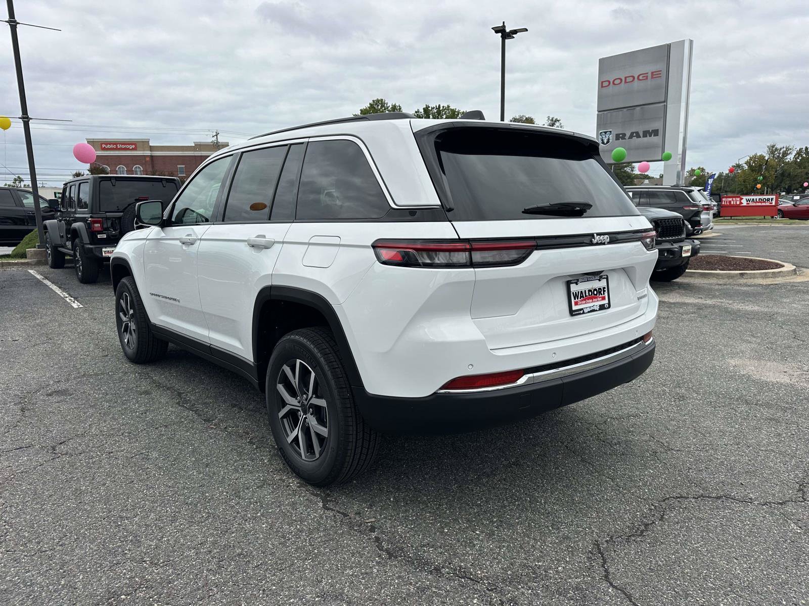 New 2027 Jeep Grand Cherokee Laredo Laredo 4x2