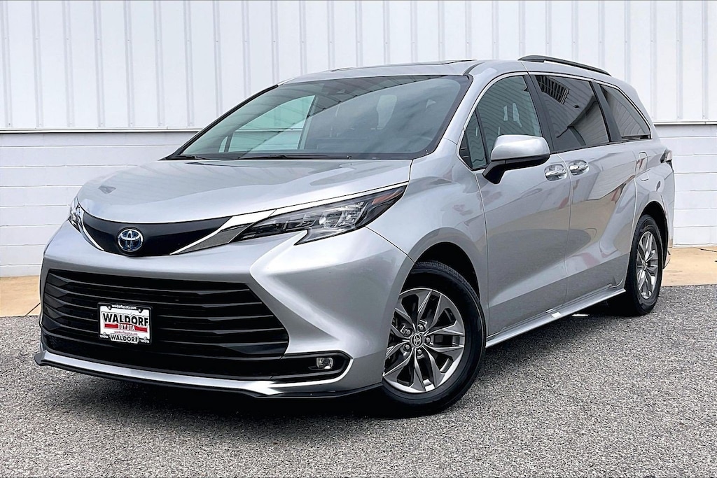 Used 2025 Toyota Sienna XLE XLE FWD 8-Passenger