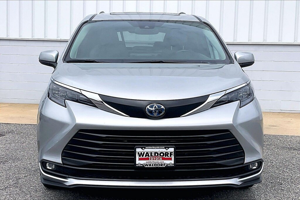 Used 2025 Toyota Sienna XLE XLE FWD 8-Passenger