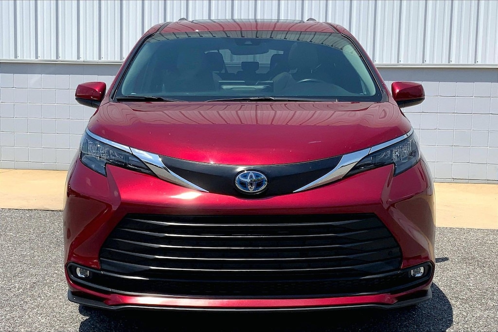 Used 2025 Toyota Sienna XLE XLE FWD 8-Passenger