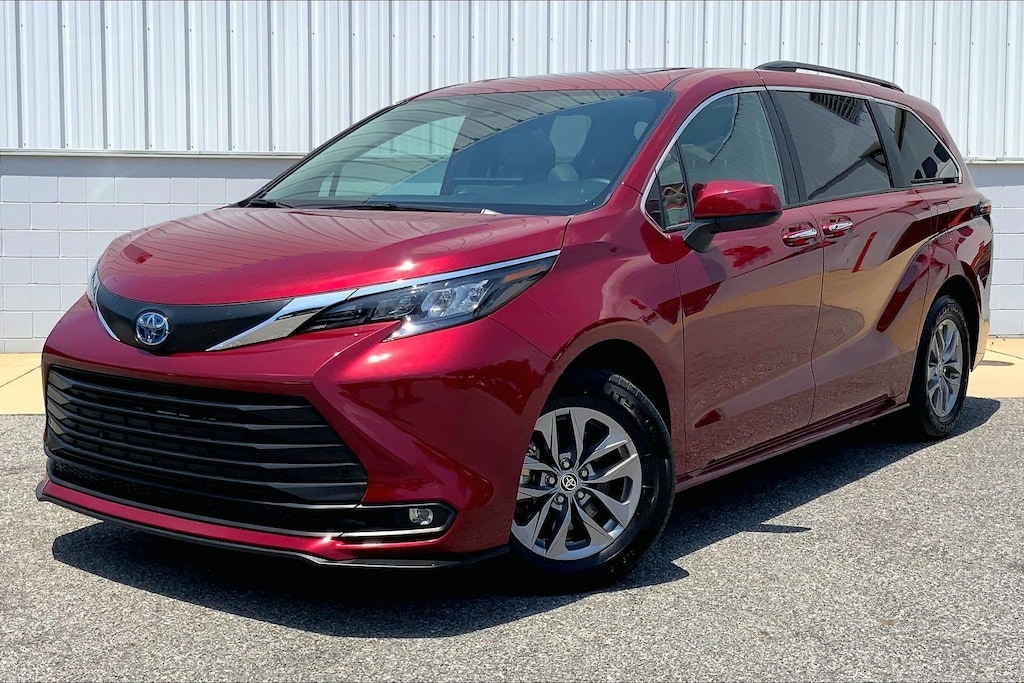 Used 2025 Toyota Sienna XLE XLE FWD 8-Passenger