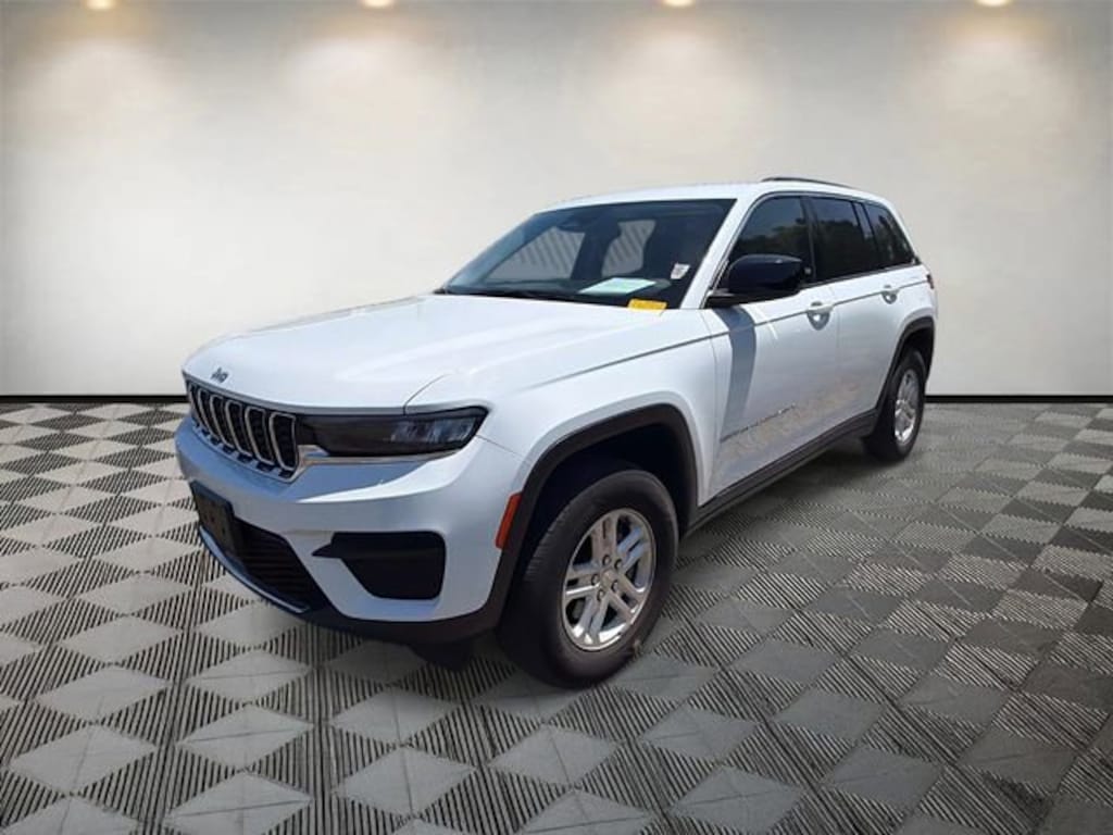 Used 2024 Jeep Grand Cherokee Laredo