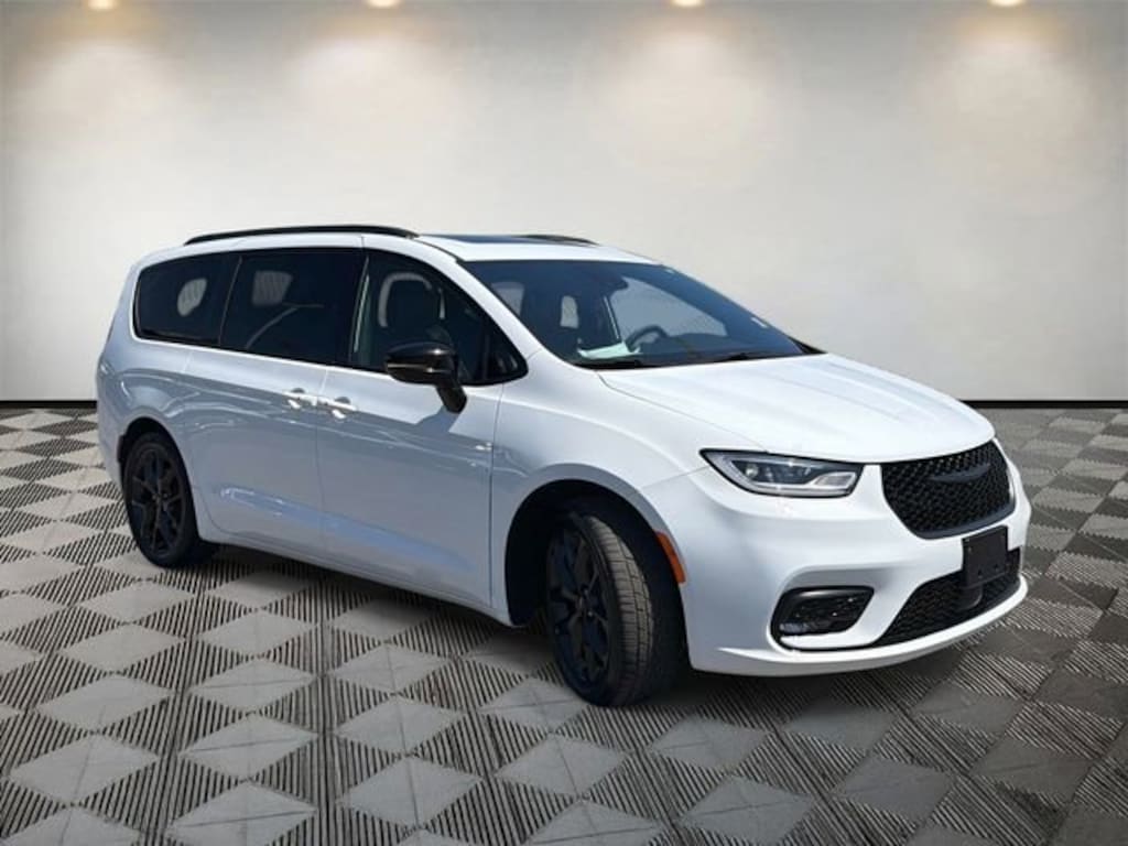 Used 2025 Chrysler Pacifica Limited Minivan/Van