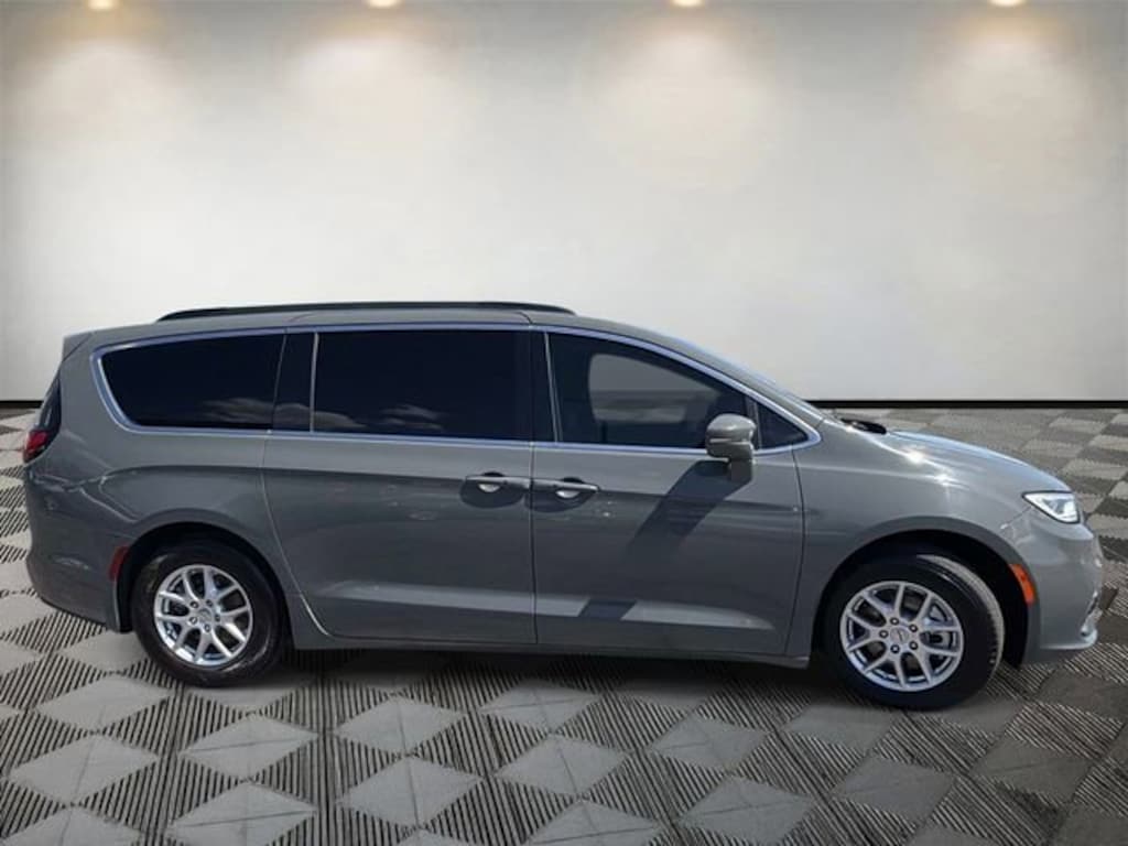 Used 2022 Chrysler Pacifica Touring L Minivan