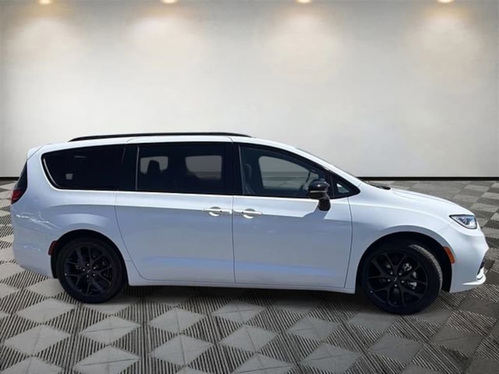 Used 2025 Chrysler Pacifica Limited Minivan/Van