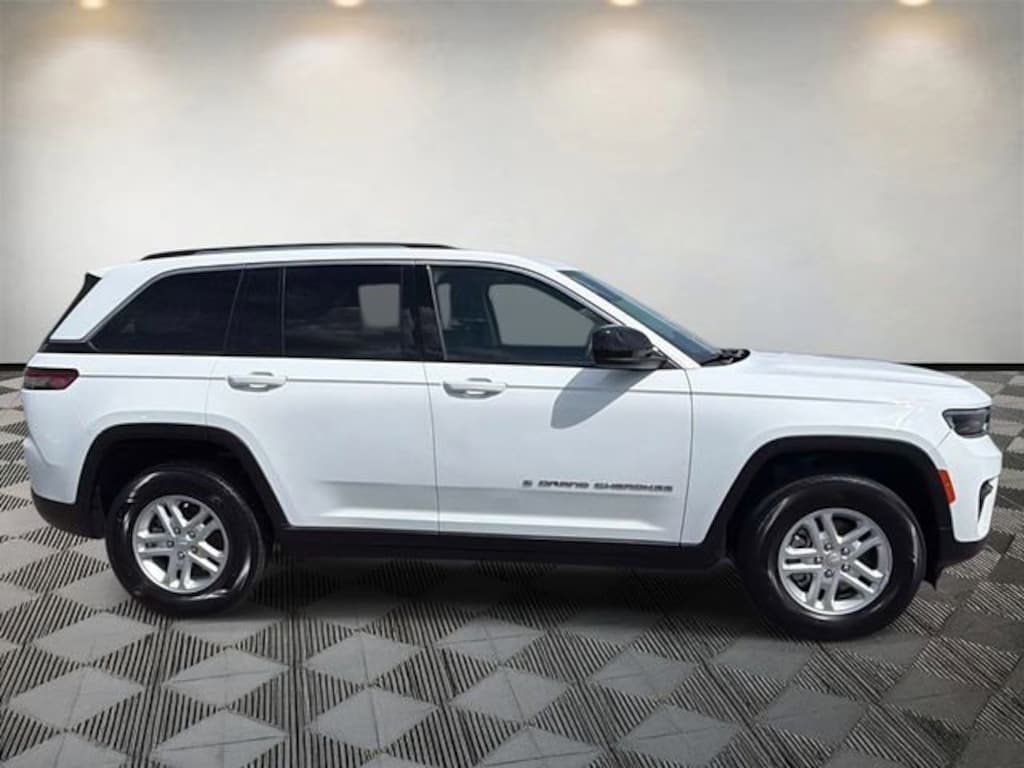 Used 2024 Jeep Grand Cherokee Laredo