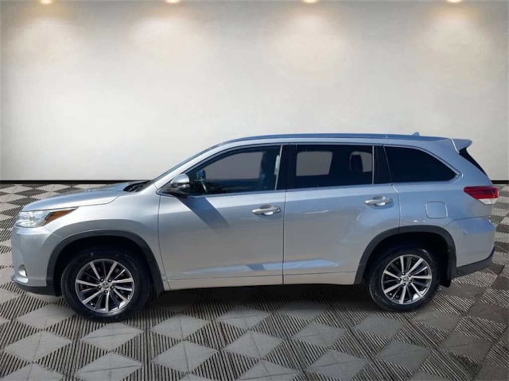 Used 2018 Toyota Highlander SE SUV