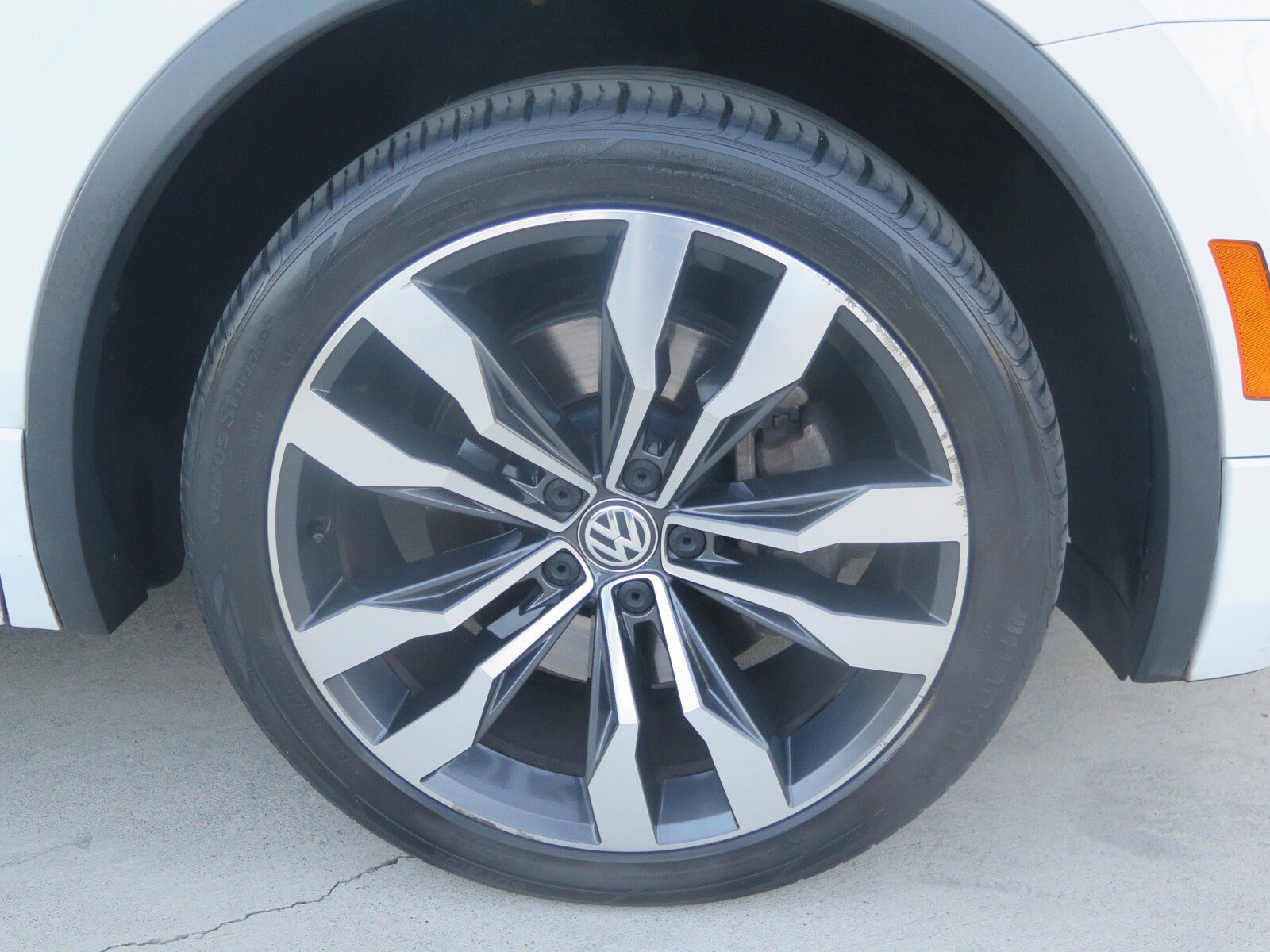2020 Volkswagen Tiguan SEL Premium R-Line photo 2