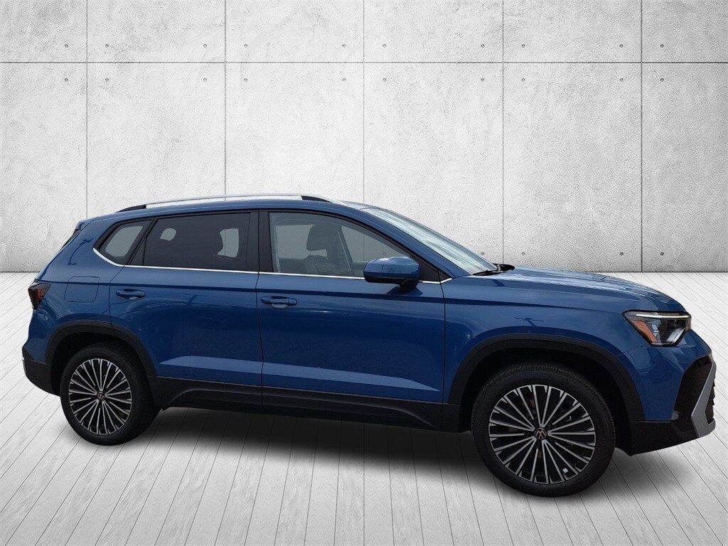 2025 Volkswagen Taos SE photo 4
