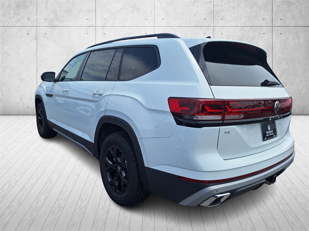 2025 Volkswagen Atlas SE Technology Peak Edition photo 3