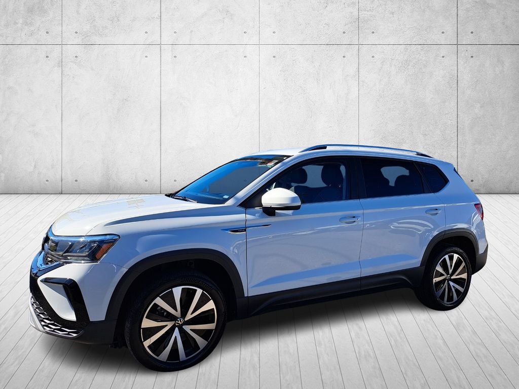 2024 Volkswagen Taos SE's photo