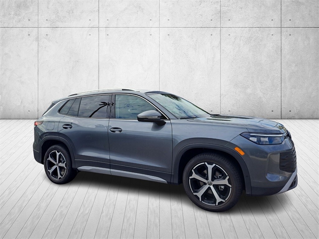2025 Volkswagen Tiguan SE photo 3