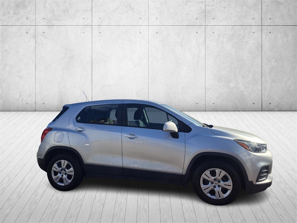2018 Chevrolet Trax LS photo 3