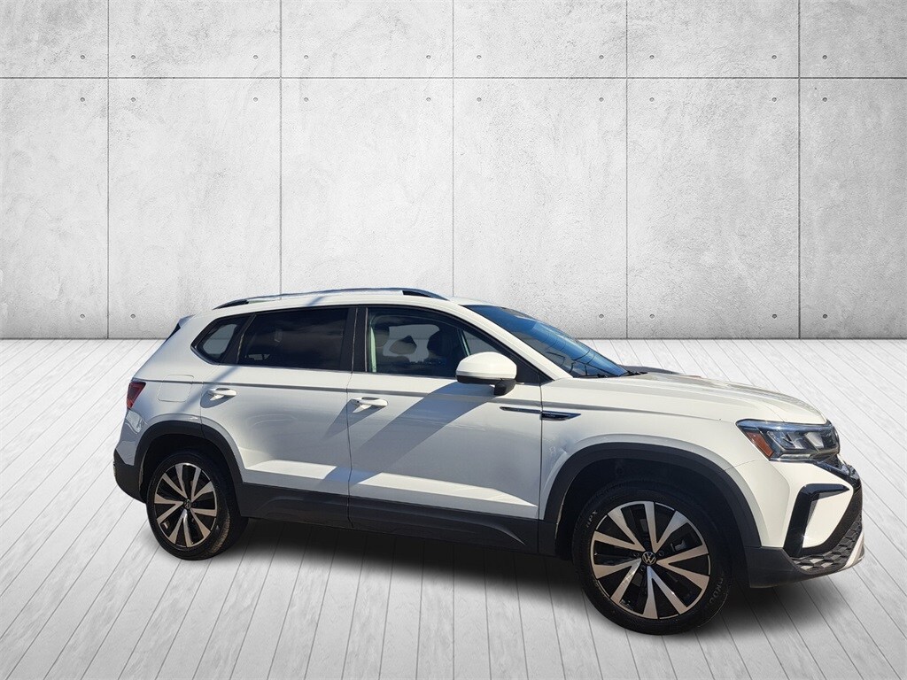 2024 Volkswagen Taos SE photo 2