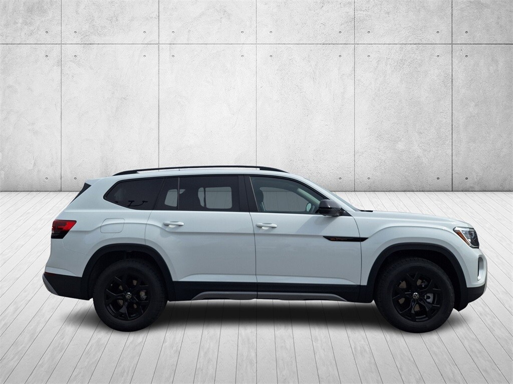 2025 Volkswagen Atlas SE Technology Peak Edition photo 3
