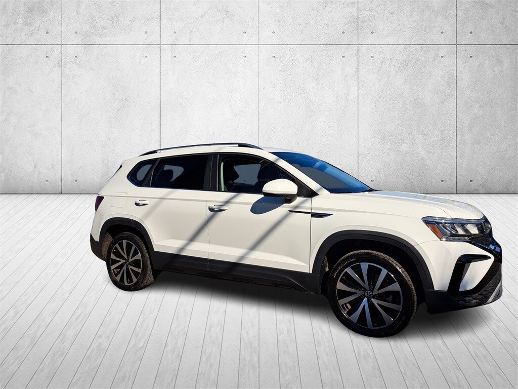 2024 Volkswagen Taos SE photo 3