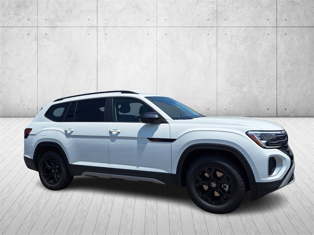 2025 Volkswagen Atlas SE Technology Peak Edition photo 2