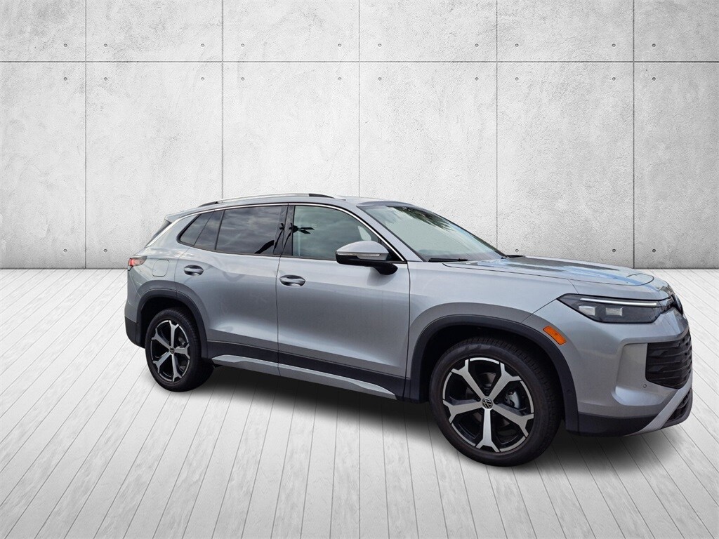 2025 Volkswagen Tiguan SE photo 3