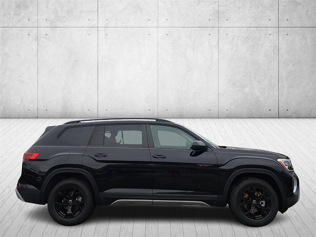 2025 Volkswagen Atlas SE Technology Peak Edition photo 3
