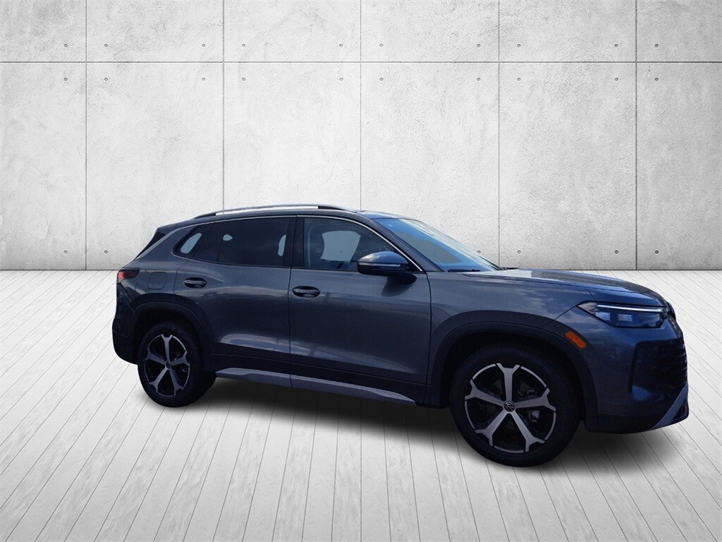 2025 Volkswagen Tiguan SE photo 3