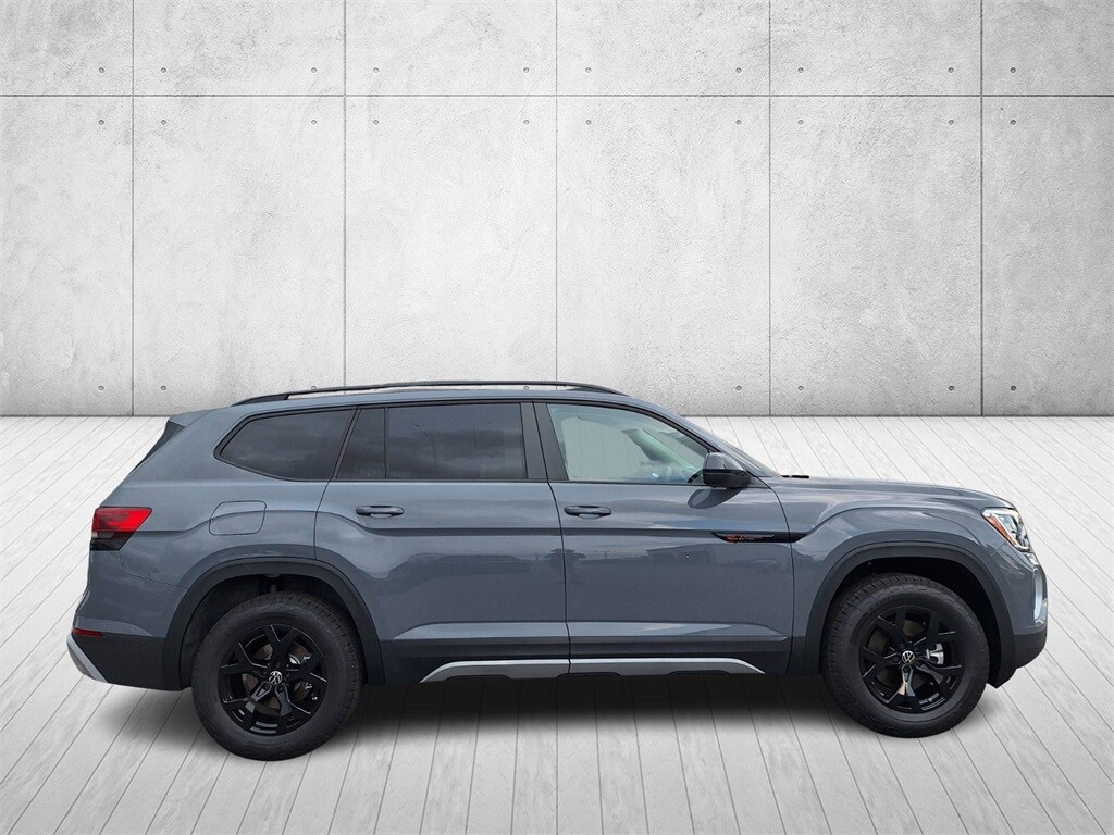 2025 Volkswagen Atlas SE Technology Peak Edition photo 3
