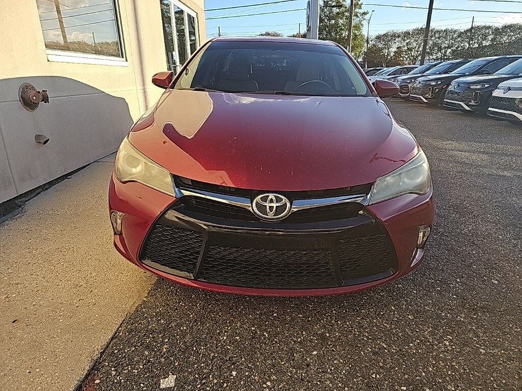 2016 Toyota Camry SE photo 2