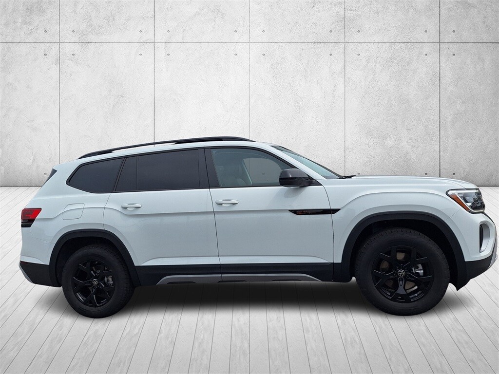 2025 Volkswagen Atlas SE Technology Peak Edition photo 4