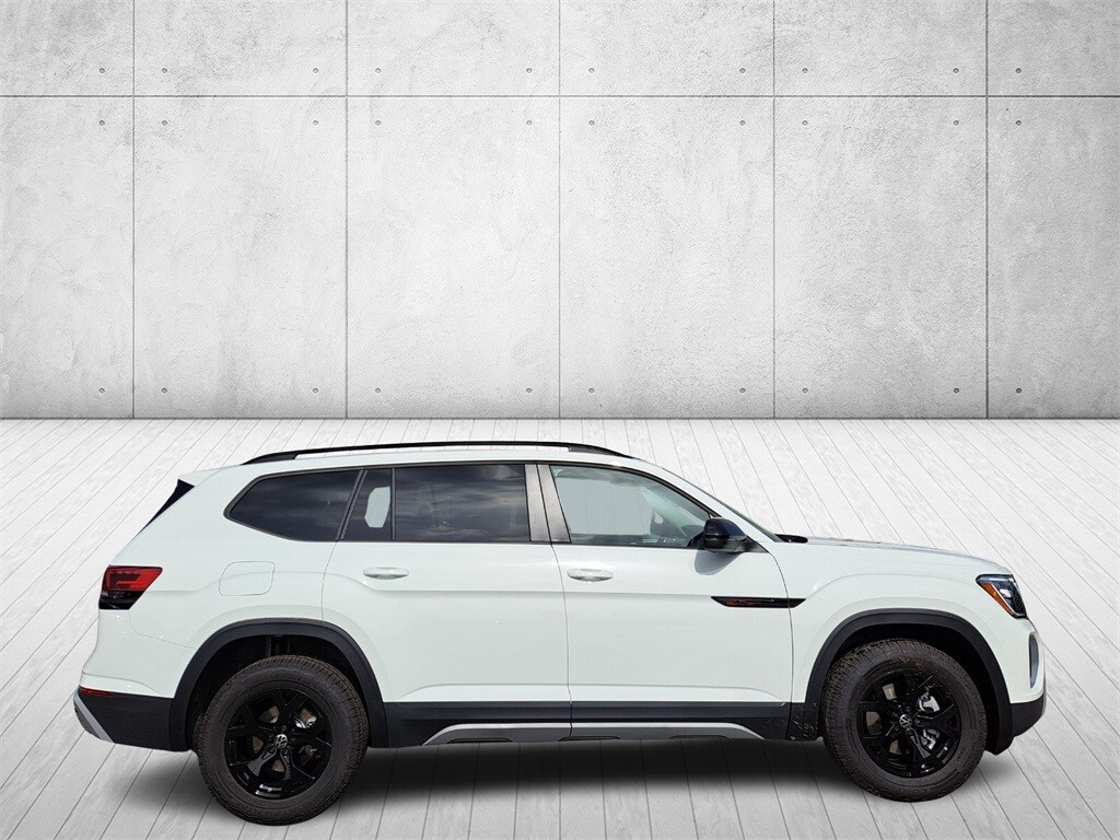2025 Volkswagen Atlas SE Technology Peak Edition photo 3