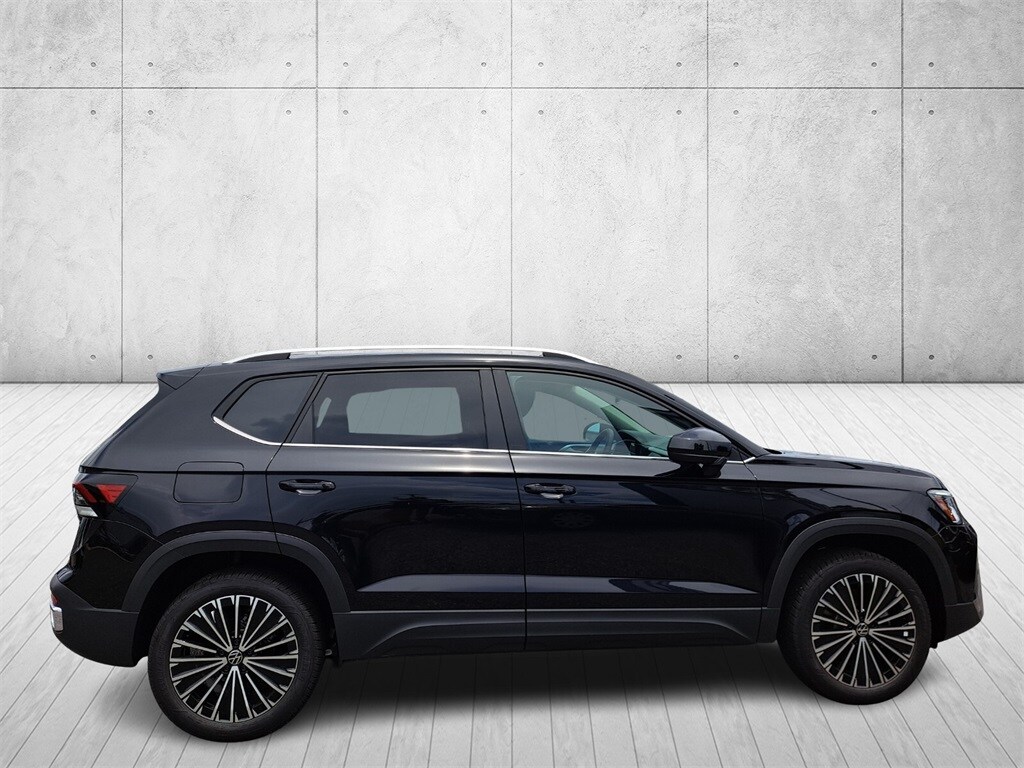 2025 Volkswagen Taos SE photo 4