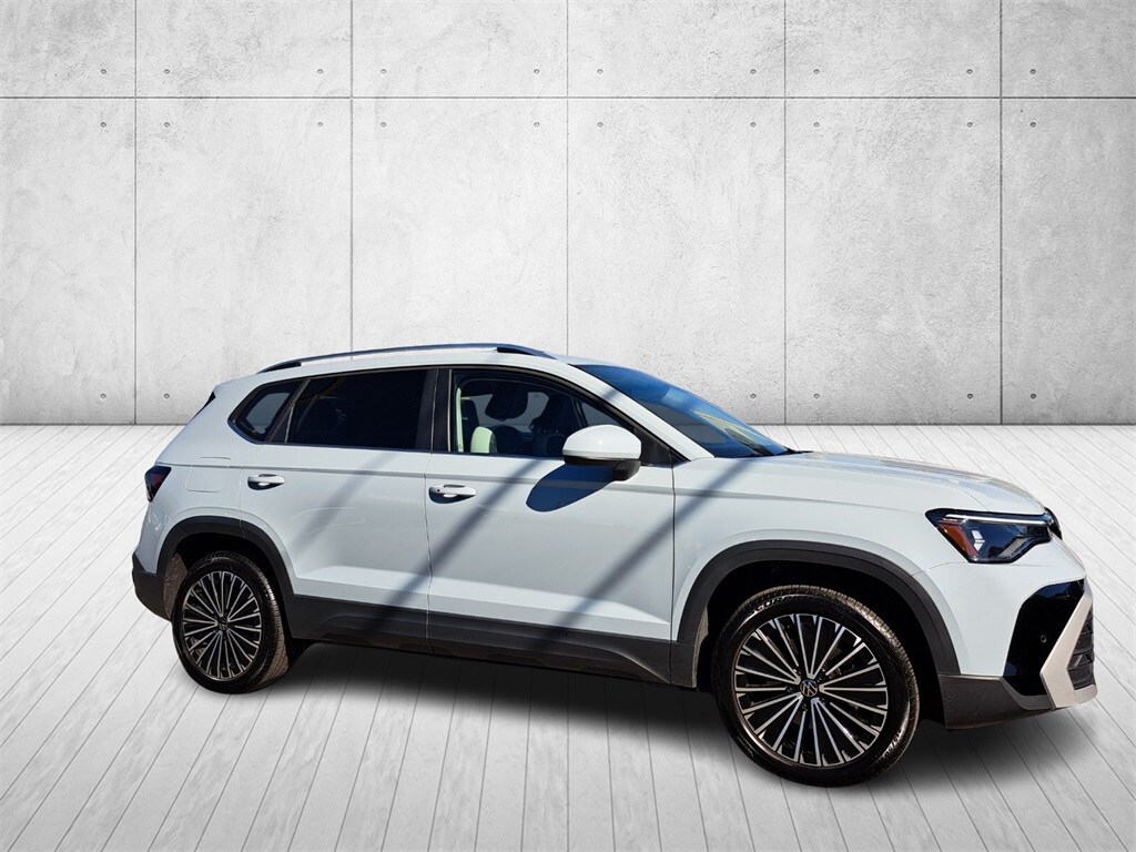 2025 Volkswagen Taos SE photo 3