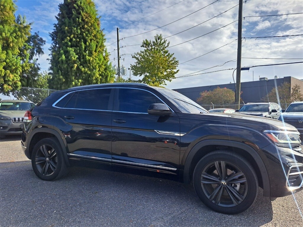 2022 Volkswagen Atlas Cross Sport V6 SEL R-Line photo 2