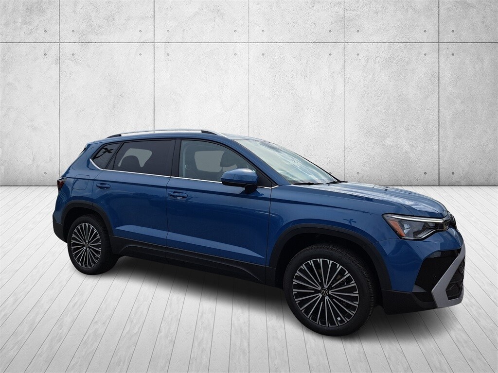 2025 Volkswagen Taos SE photo 3